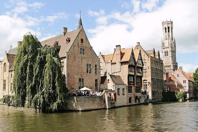 2-Hour Historical Walking Tour in Bruges with Praline Included - A fast, focused way to understand Bruges’ city center