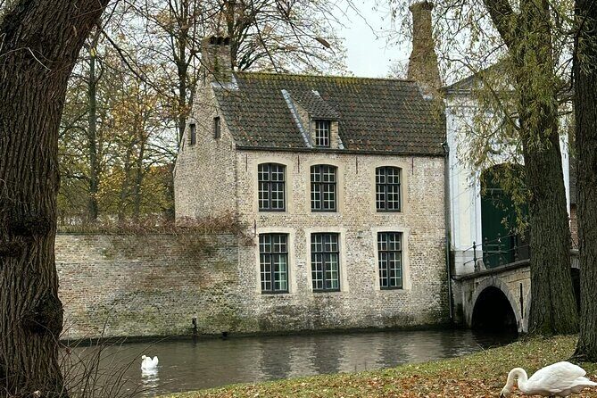 2-Hour Historical Walking Tour in Bruges with Praline Included - Stoofstraat, Katelijnestraat, and the city’s darker turns