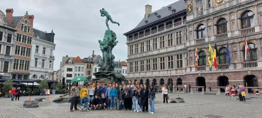 Antwerp: Historical Walking Tour in the Old City - Starting at Het Steen near Lange Wapper: finding your group