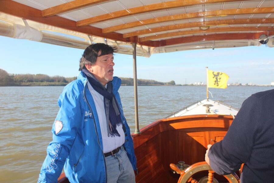 Antwerp: Private Old Harbour Boat Tour Incl. Drinks & Snacks - Your 90-minute plan on the water: how the old docks section works