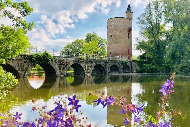 BikeTour Bruges & Damme in Spanish and English - Minnewater and the old city wall path: love-bridge vibes plus medieval gates in one loop