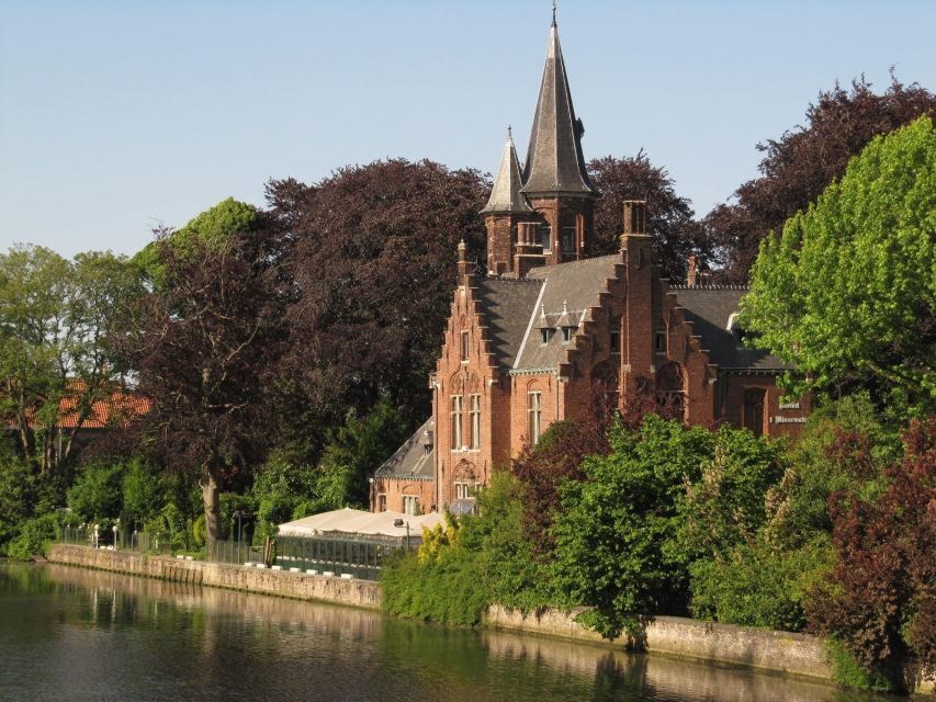 Bruges: 2.5-Hr Walking Tour from train station to Markt - The Dijver canals and the optional boat ride: your Bruges postcard in motion