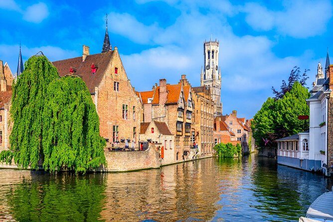 Bruges bus tour from Brussels - The first stops: Lake of Love, Beguinario, and quick photo angles