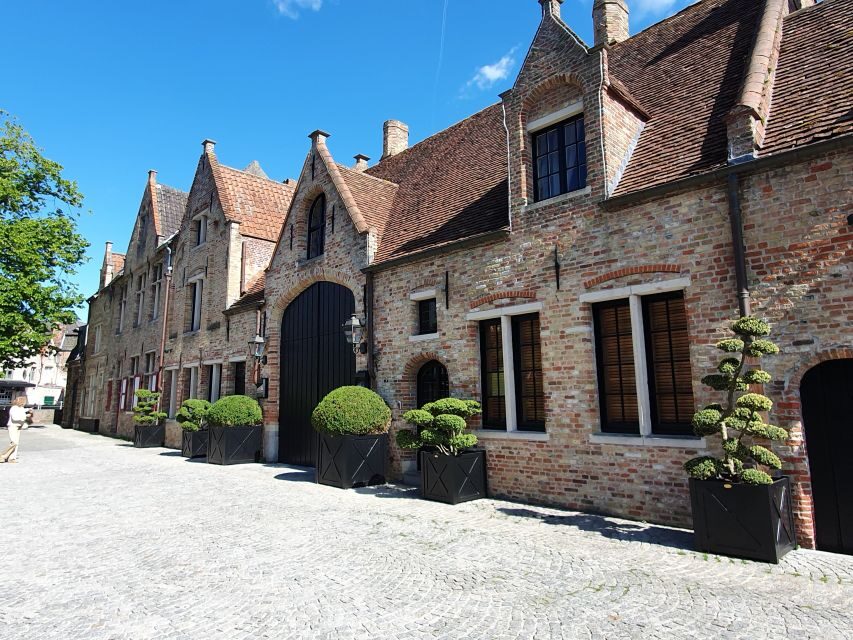 Bruges by bike with family and friends! - Historic gates and medieval fortifications: Kruispoort and city walls