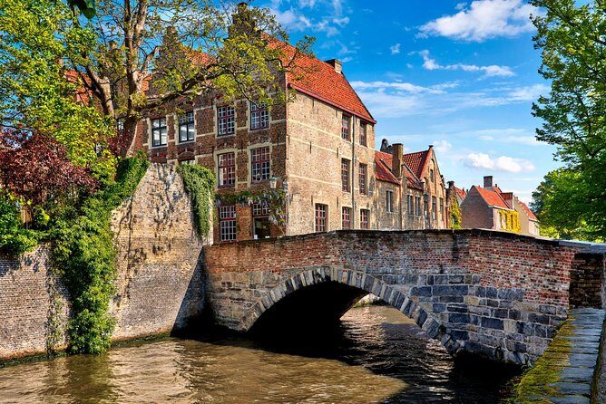 Bruges Day Trip from Brussels - Lake of Love and Begijnhof: Bruges Opens Like a Storybook