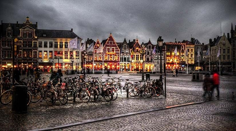 Bruges: Guided Walking Tour - Where you start (and how radios can affect your day)