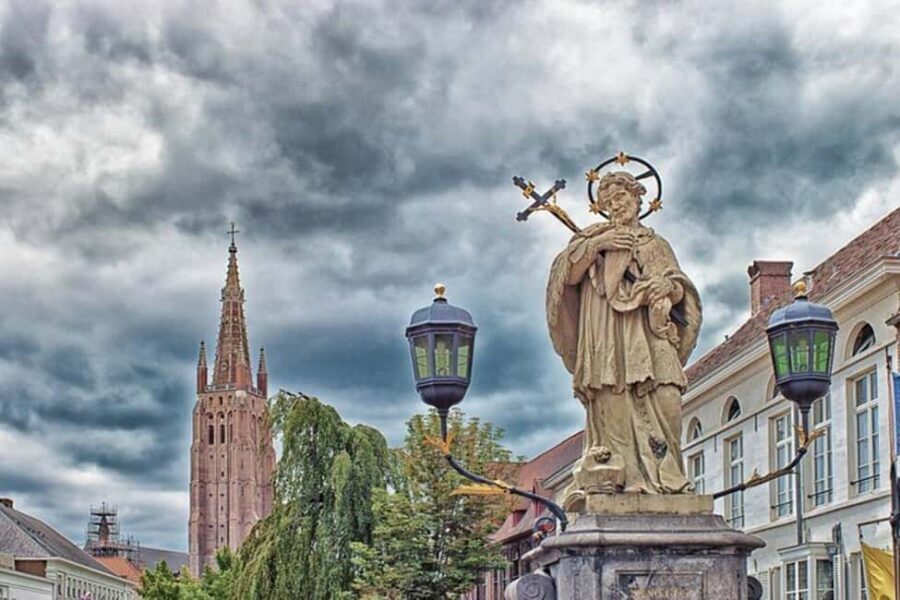 Bruges : Highlights & Hidden gems Walking Tour - Meeting at Hôtel Central and getting your bearings fast