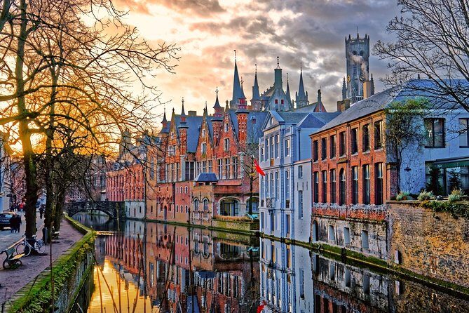 Bruges Walking Tour - Minnewater Lake and Begijnhof: the love story and the women’s courtyard