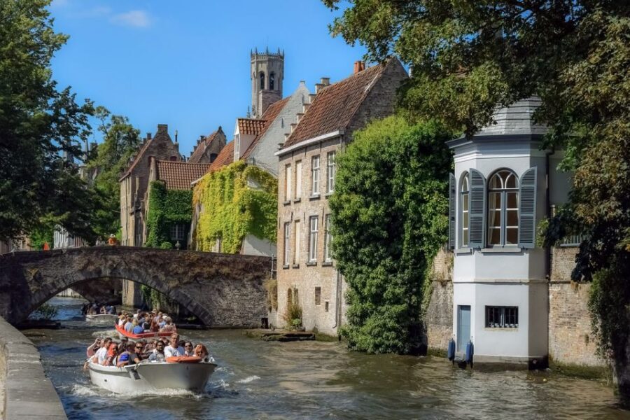 Bruges: Walking Tour, Canal Boat Trip w/Beer Tasting Option - Entering Bruges with a guide who gives you the map in your head