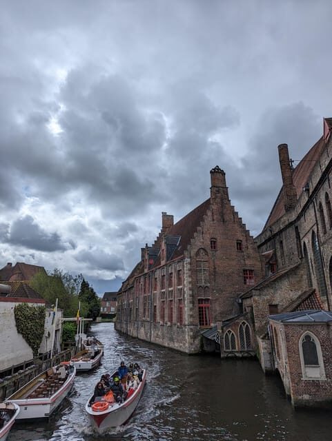 Bruges: Walking Tour with Hot Chocolate & Chocolate Tasting - First step: FNAC meeting point and your neon-guide