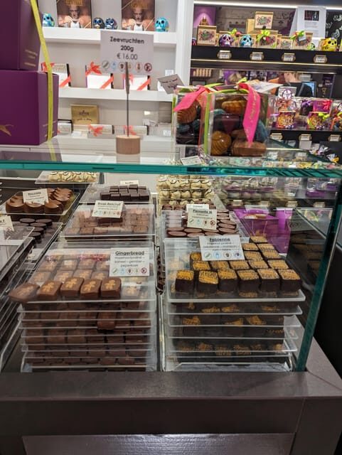 Bruges: Walking Tour with Hot Chocolate & Chocolate Tasting - Who should book this, and who should think twice