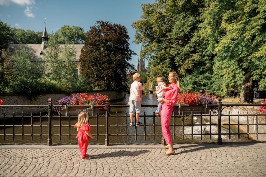 Bruges : Your private 30min. photoshoot in the medieval city - Meeting at Jan van Eyckplein: the perfect starting line