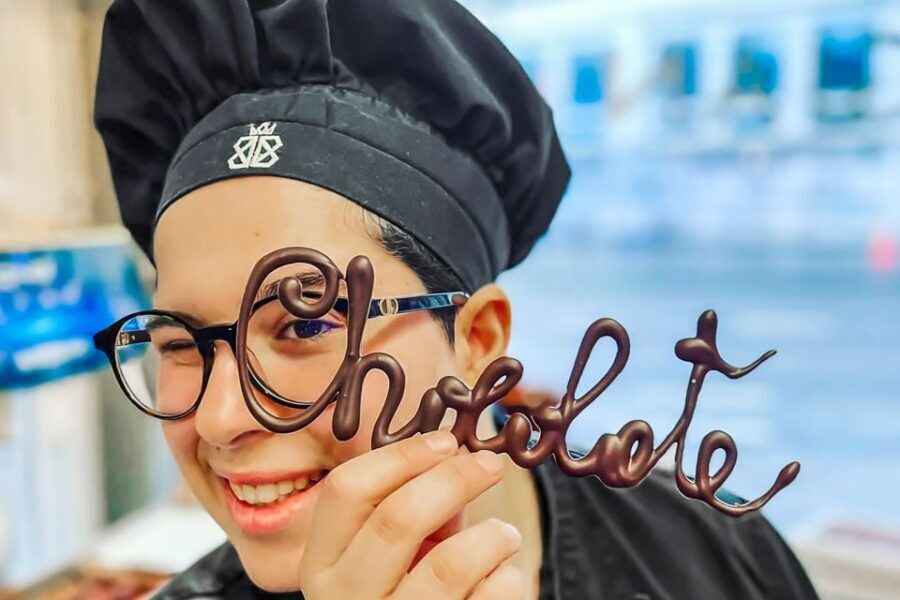 Brussels: Belgian Chocolate Making Workshop with Tastings - Making Belgian chocolates: your personalized bar, mendiants, and truffles