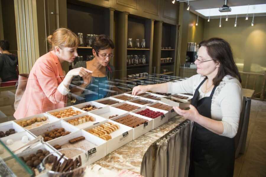 Brussels: Belgian Chocolate Tasting Tour - The Guide Factor: Spanish, English, French Can Change Your Experience