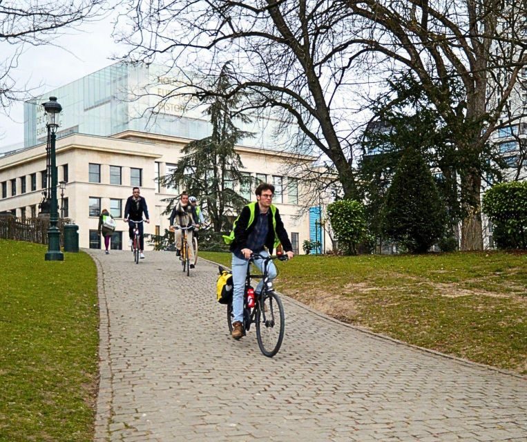 Brussels: City Highlights and Hidden Gems Bike Tour - The coffee or bar break: a real part of the tour, not a side quest