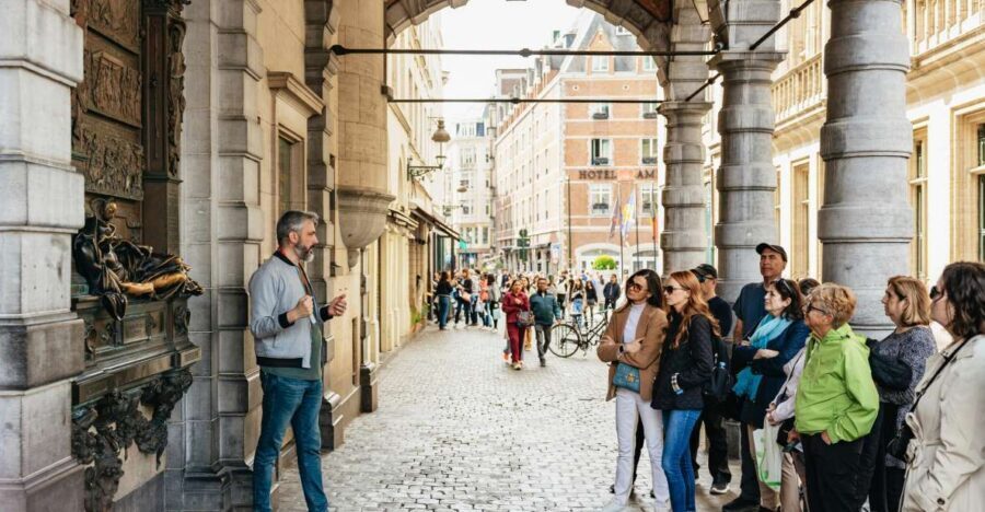 Brussels: City Highlights Walking and Tasting Tour - Royal Saint-Hubert Galleries: Early Arcade Energy and a Snack Moment