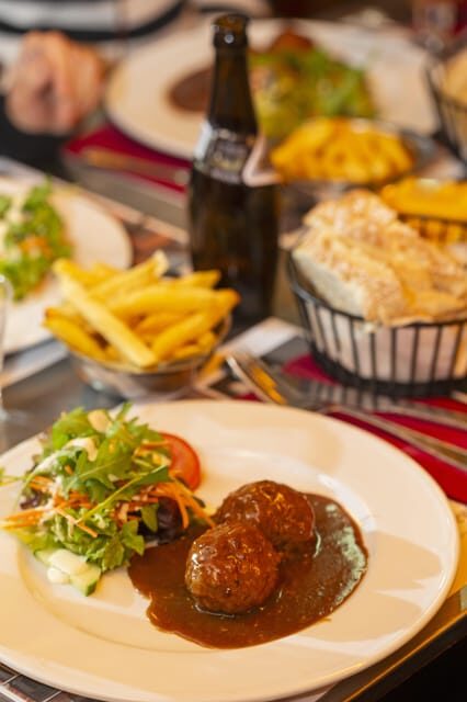 Brussels Food Tour: Main Dish, Beer, Waffle & Chocolate - Rue de l’Etuve and the savory heart of Brussels