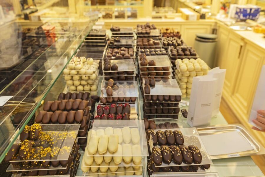 Brussels Food Tour: Main Dish, Beer, Waffle & Chocolate - The waffle-and-chocolate finish at Galerie de la Reine