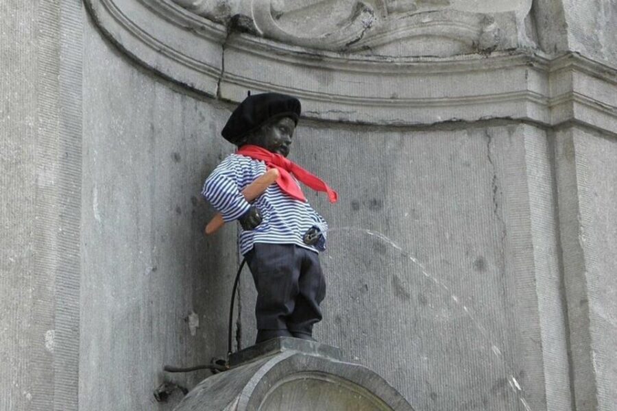 Brussels Must-See Attractions Walking Tour - Maison Dandoy and the Grand Place Middle Aged Tavern stop