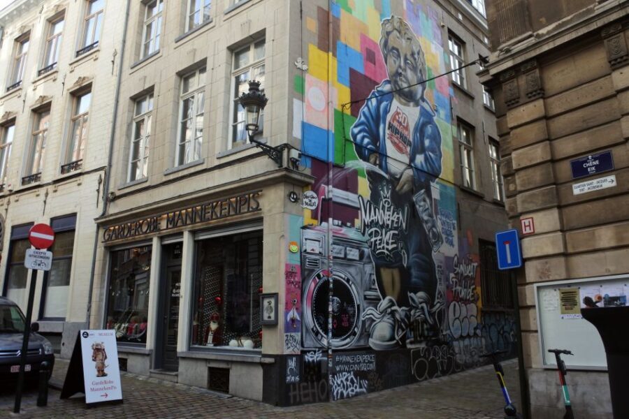 Brussels: The comic book walls walking tour - Brussels comic walls on foot: more than a photo stop