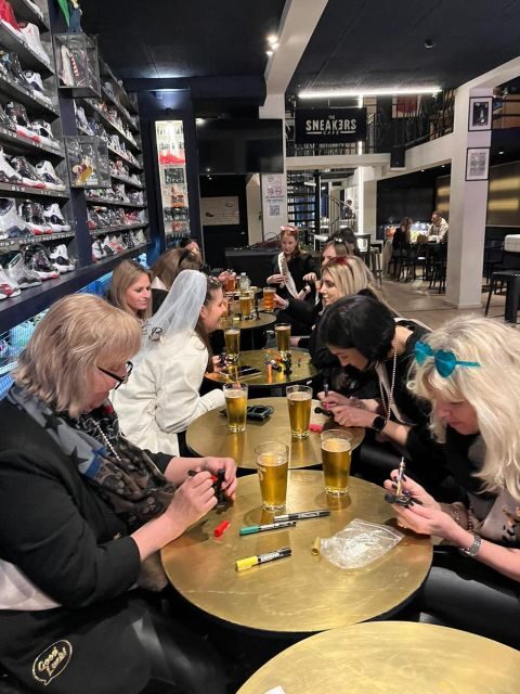 Brussels Tipsy Tour: Cocktail Making, Painting & Chocolates - Sip & paint at the Manneken Pis stop