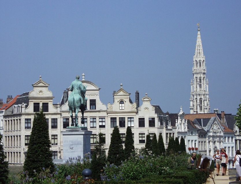 Brussels: Walking Tour from Central Station to Manneken Pis - Manneken Pis at 55 centimeters: why the small one matters