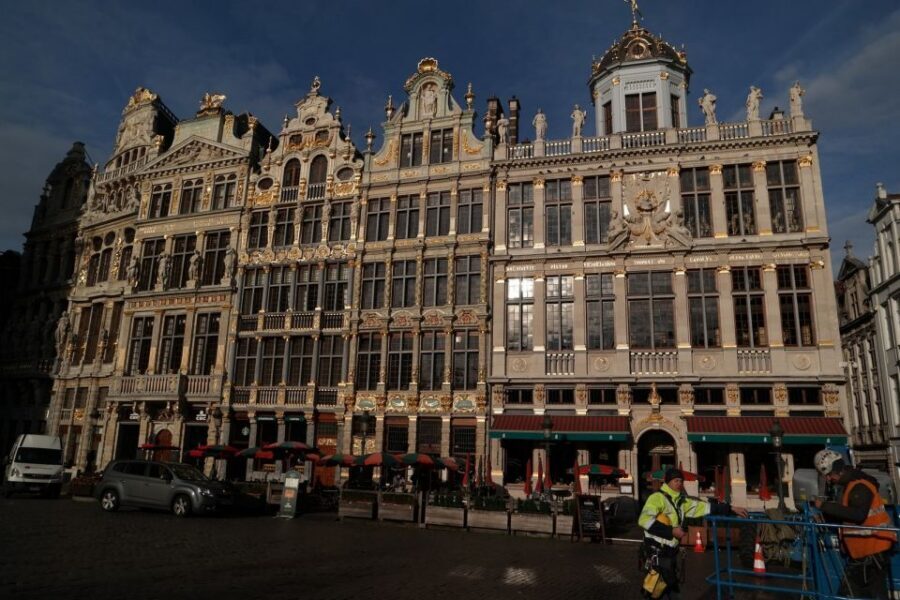 Brussels: Walking Tour from Central Station to Manneken Pis - The 150-minute timeline: what you’ll actually fit in