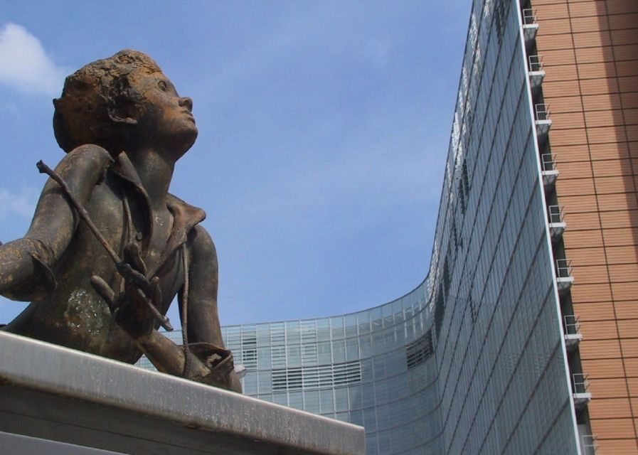 Brussels: Walking Tour from Central Station to Manneken Pis - Atomium and Expo 58: how modern Brussels got its icon