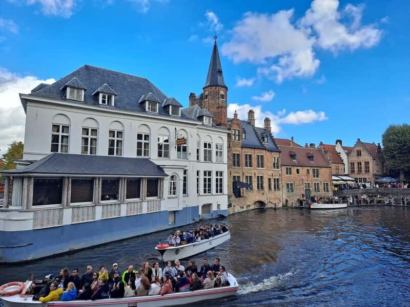 Day trip to Bruges from Paris with canal cruise - The canal cruise on a long-tail boat: best views, seasonal swap