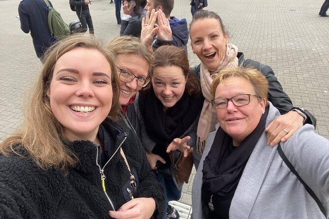 e-Scavenger hunt Bruges: Explore the city at your own pace - Logistics that matter: walking comfort, meeting point, and language