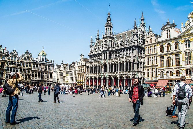 e-Scavenger hunt Brussels: Explore the city at your own pace - Languages and Accessibility: Multiple Options, Game-First Design
