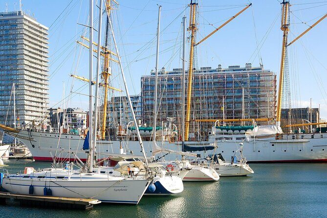 e-Scavenger hunt Ostend: Explore the city at your own pace - Zeehelden to the pier: the 300m walk where sea air wins