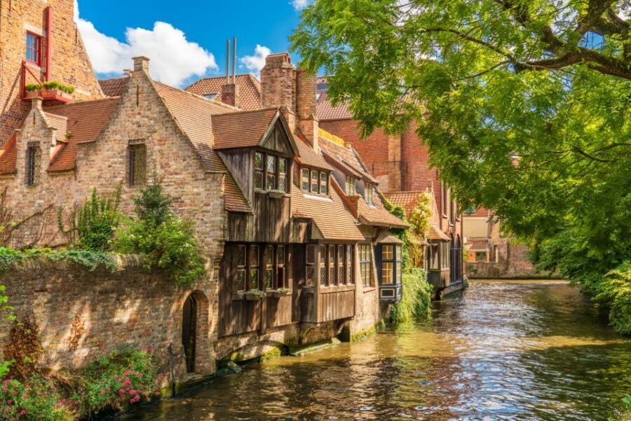 From Amsterdam: Bruges Day Trip in Spanish with Boat Option - The Bruges arrival: guided history that helps your eyes