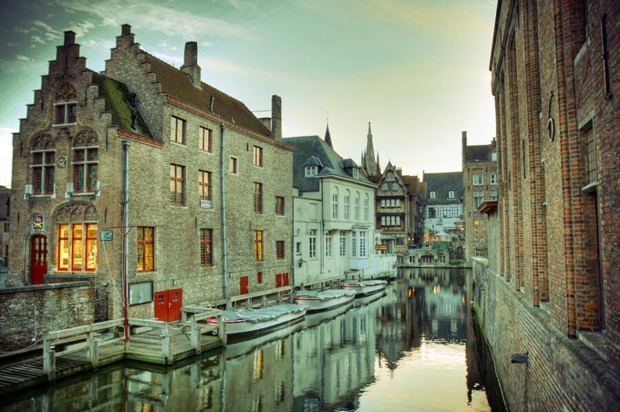 From Amsterdam: Day Trip to Bruges in Spanish or English - Meeting point: Aloha Bowling Center and green umbrellas