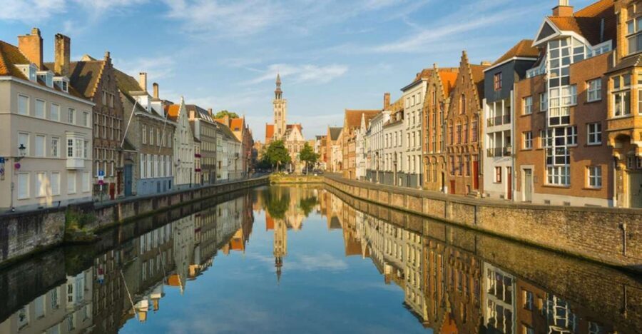 From Amsterdam: Day Trip to Bruges in Spanish or English - Bus comfort and bathroom reality: plan around the long ride