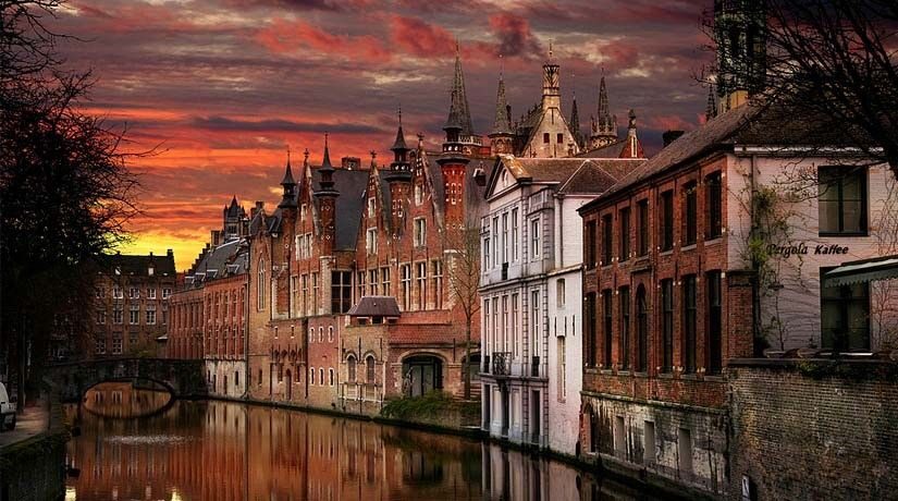 From Brussels: Bruges Day Trip with Boat Tour Option (ES) - Bus ride realities: comfort, timing, and small issues