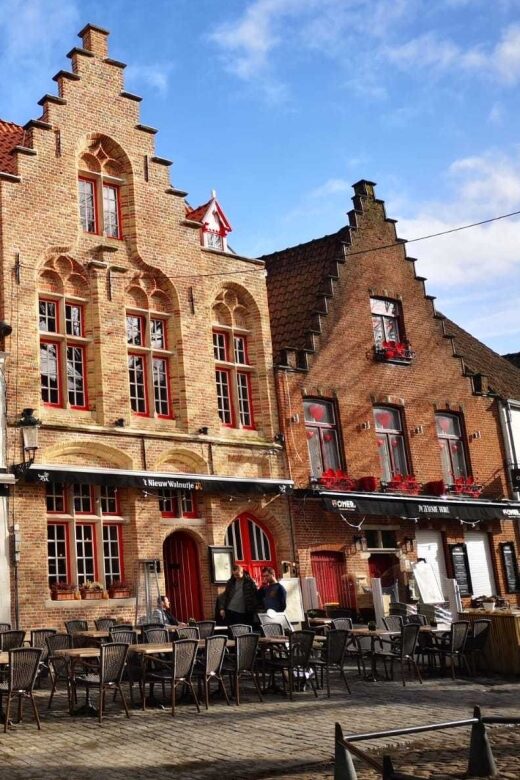 From Brussels: Bruges Day Trip with Boat Tour Option (ES) - The guides: what makes the difference in your experience