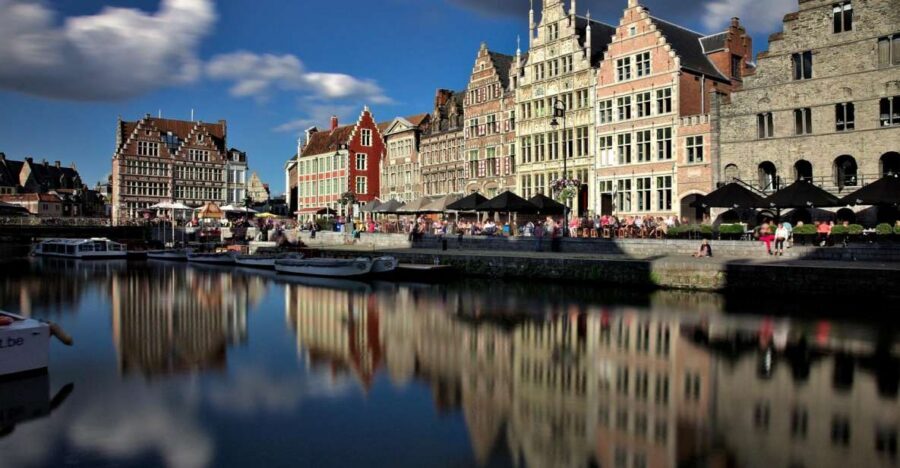 Ghent: 40-Minute Historical Boat Tour of City Center - Blauwe vogels (Lichtkunstwerk van Dhr Maeterlinck): modern art on old water