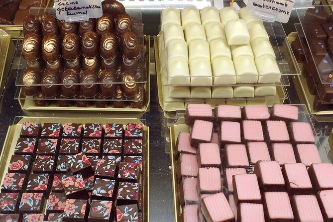Ghent Chocolate Tasting and Sightseeing Tour - Street art stop: more than just pretty walls