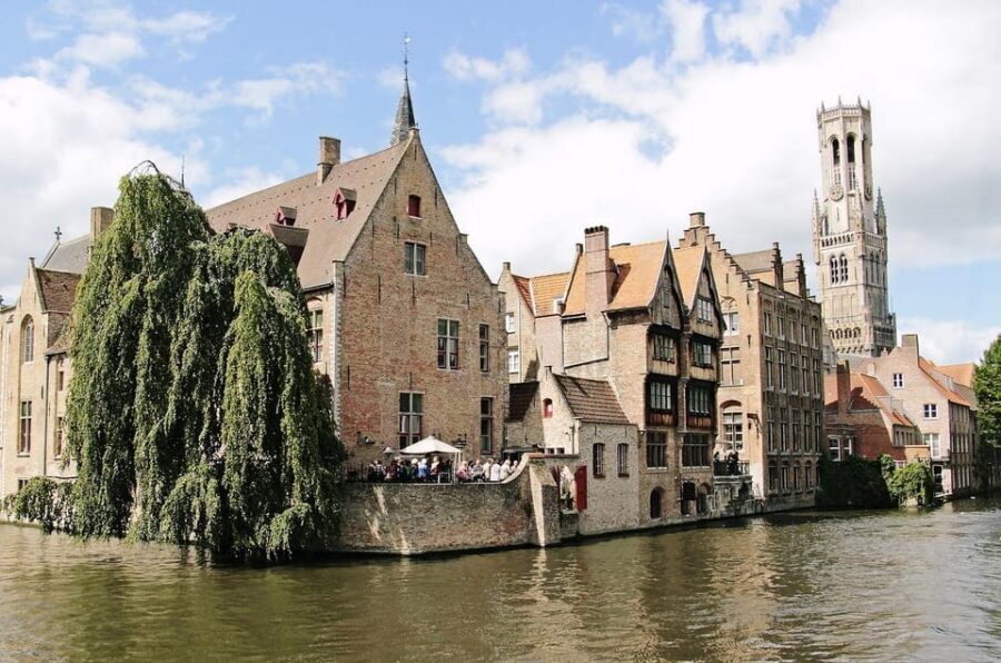 Historical walk in Bruges with local guide. Praline included - The praline from Sukerbuyc: a sweet shortcut to chocolate curiosity