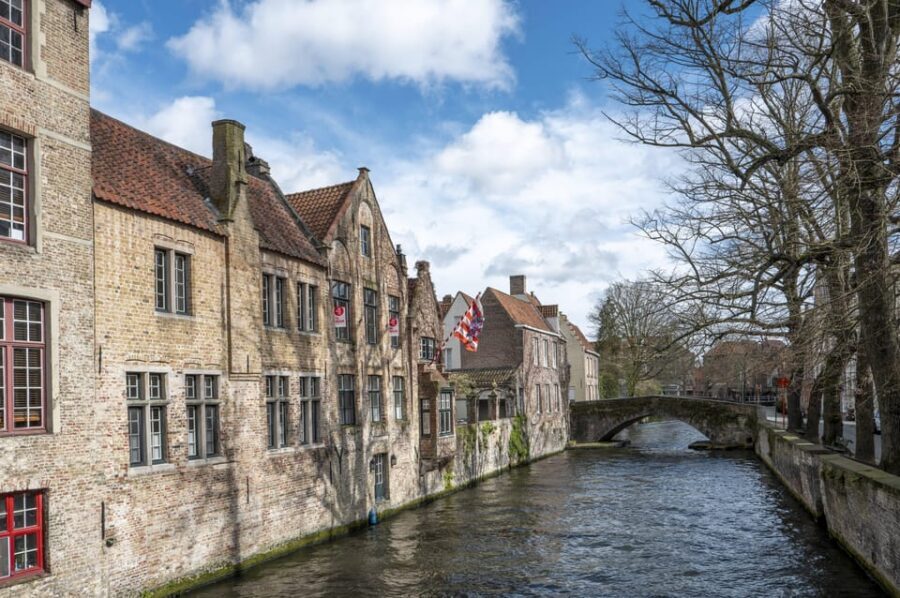 Historical walk in Bruges with local guide. Praline included - The guide, Peter: why the stories land (and how that helps you later)