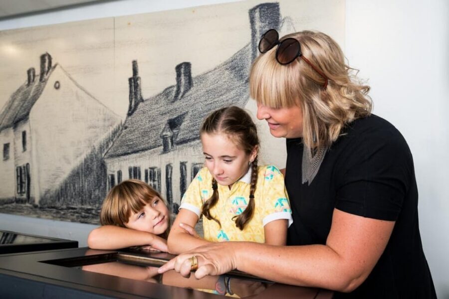 Mons : The Van Gogh House - Entering through the garden: your first lesson in atmosphere