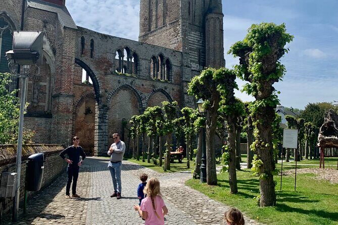 Private Bruges Countryside Cycling Tour to Damme with Guided Walk - Getting rolling at Stationsplein with the right gear