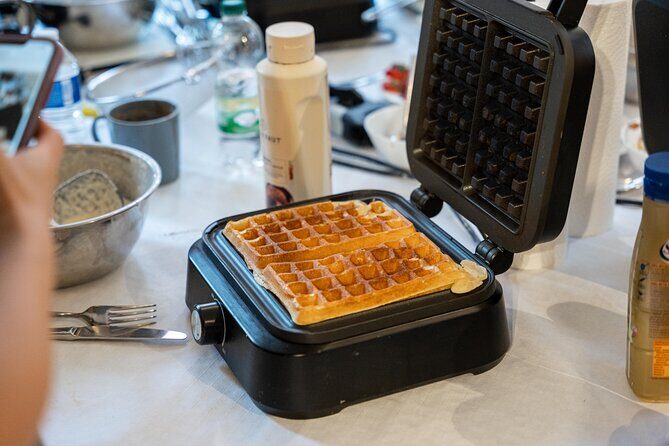 The Waffles 'n Coffee Breakfast in Bruges Centre - Baking waffles: how “easy” becomes delicious