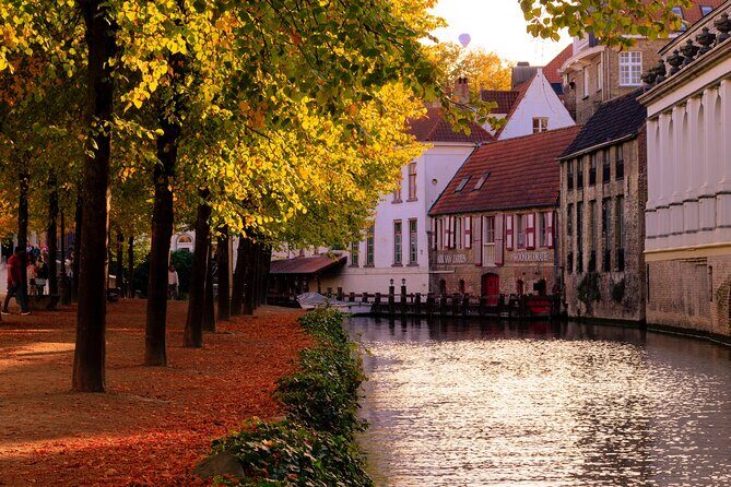 Walking tour of Bruges with boat option and/or beer tasting - Burg Square and the Chocolalino tasting: political center meets sweet science